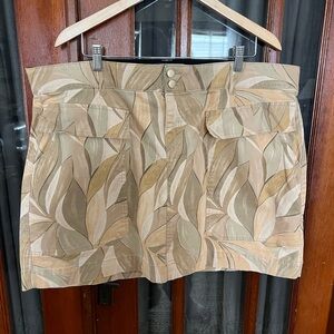 Democracy “Ab-Solution” Leaf Print Mini Skirt Stretch Fabric EUC